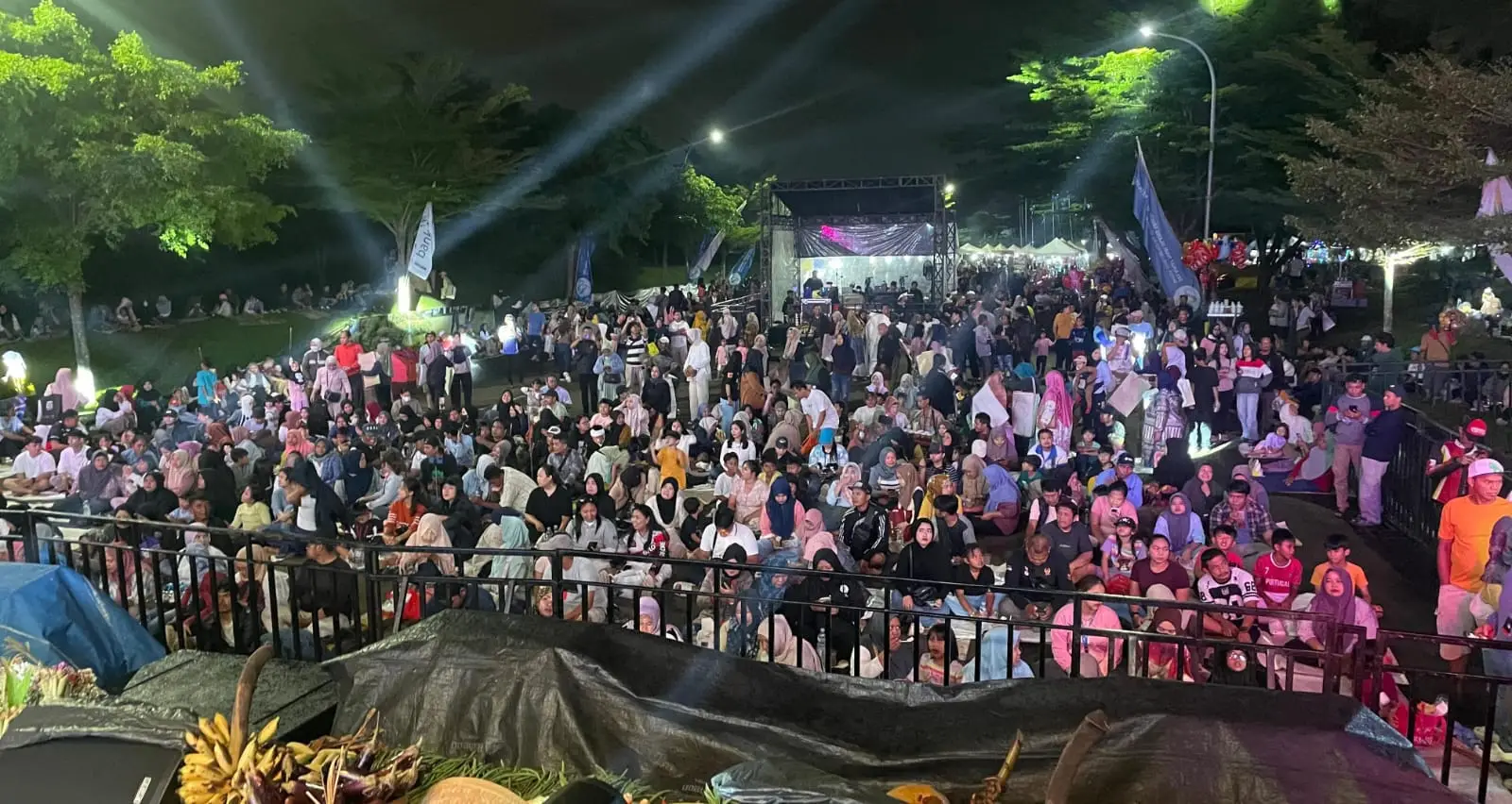 Sempat Diguyur Hujan, Warga Berbondong-Bondong Datang ke Malam Puncak HUT ke-27 Kota Depok