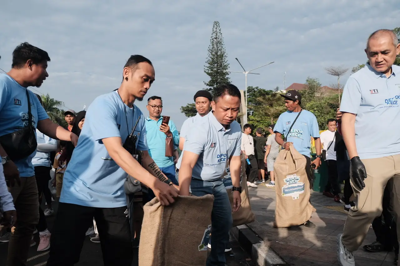 Wali Kota Depok dan IJTI Aksi Bersih-Bersih di CFD Margonda