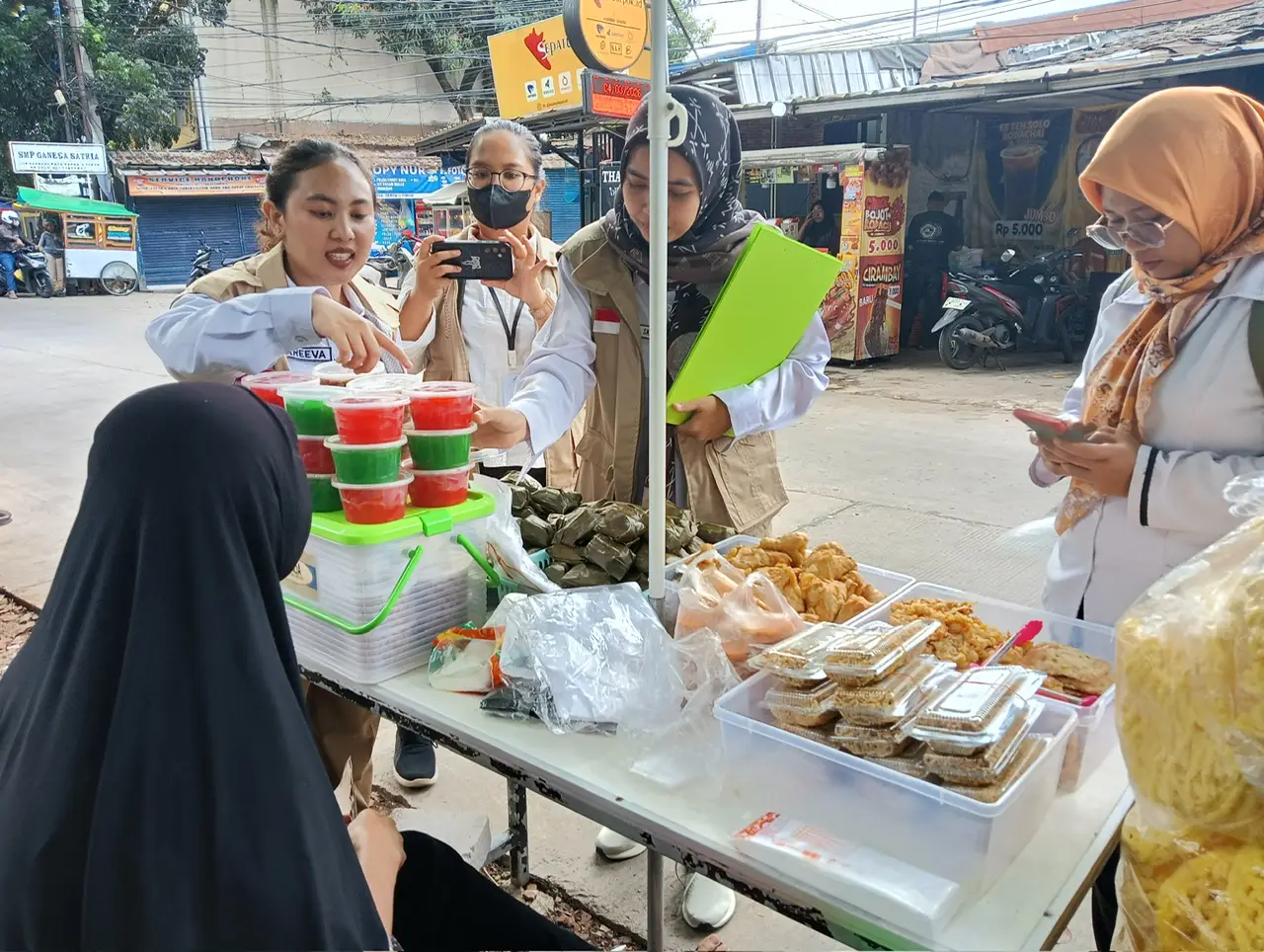 Dinkes Depok-BPOM Bogor Uji Sampel Takjil di Sukmajaya, Pastikan Keamanan Pangan