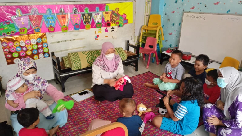 Petugas Puskesmas Mampang Adakan Penyuluhan Makan Buah dan Sayur Lewat Dongeng