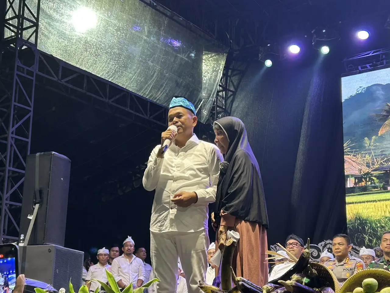 Momen Hangat di HUT ke-27 Kota Depok: KDM Beri Bantuan Rumah Layak Huni untuk Nenek Acih