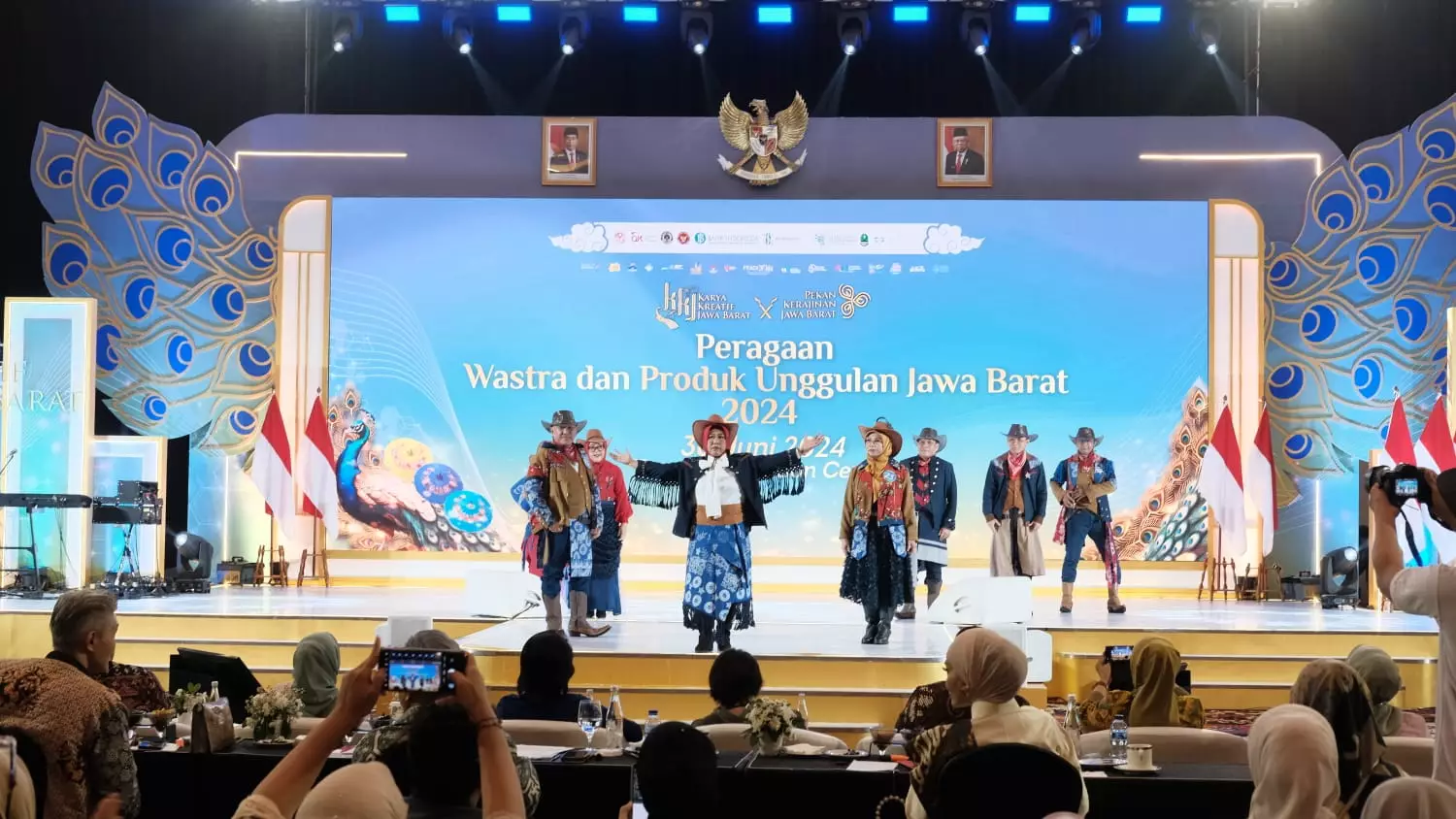 Kenakan Kostum Koboi Hingga Indian, Pemkot Depok Tampil Memukau di Ajang Fashion Show PKBJ 2024