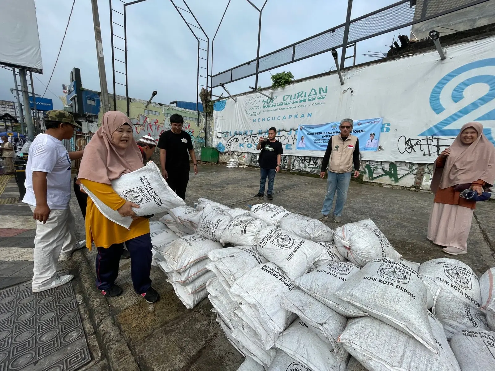 Momen HPSN 2026, DLHK Depok Bagikan Puluhan Karung Pupuk Kompos Gratis di CFD