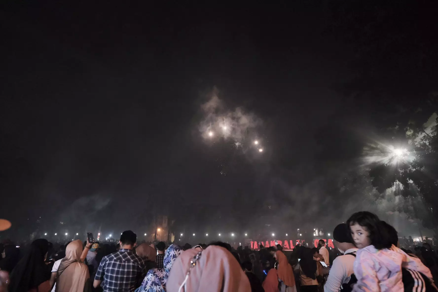 Warga Depok Sambut Tahun Baru 2024 di Depok Open Space