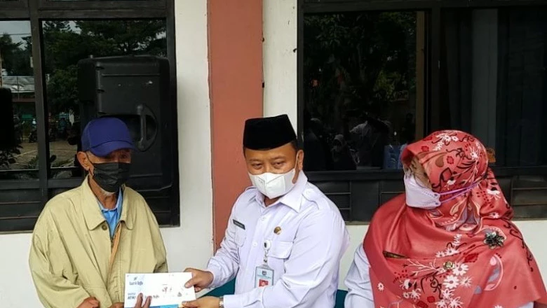 Pemkot Depok Serahkan Kartu Bantuan Pangan Kota kepada 130 Warga Bojongsari