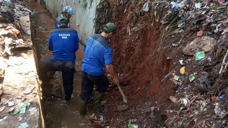Tangani Longsor di Permata Depok, DPUPR Kerahkan Satu Regu Satgas