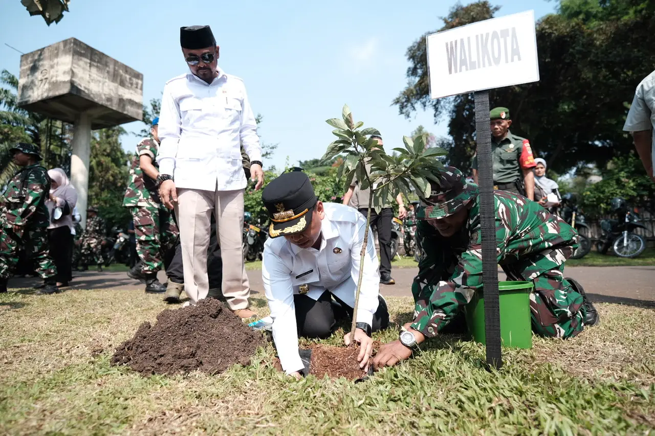 Pembukaan TMMD ke-124, Wali Kota Depok Tanam Pohon Alpukat Miki di Taman Wiladatika