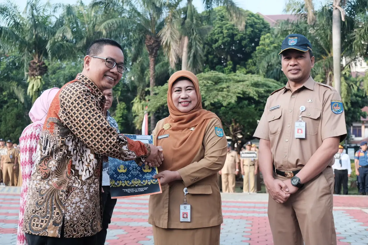 Masuki Purnabakti, Pj Sekda Kota Depok Serahkan SK Pensiun Bagi Tiga ASN
