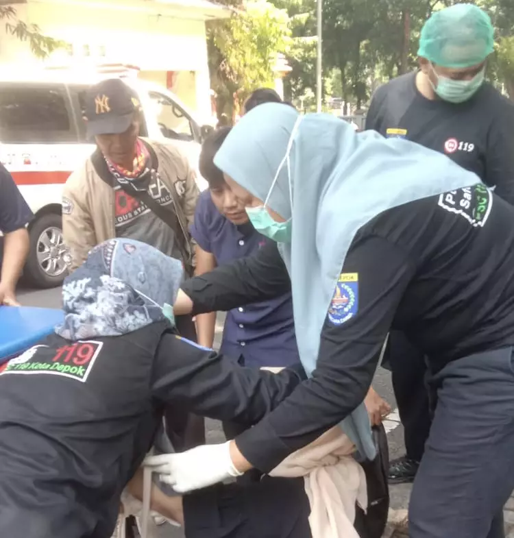PSC 119 Bantu Evakuasi Korban Kecelakaan Lalu Lintas di Jalan Akses UI