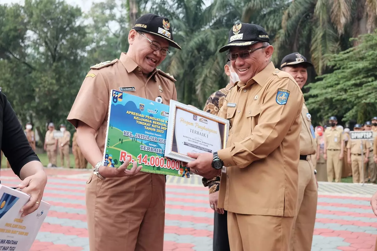 Wali Kota Serahkan Sejumlah Piagam Penghargaan Saat Apel Pagi
