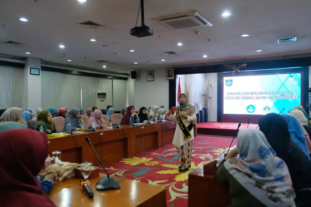 Bunda Elly Berikan Arahan Diklatsar Bagi 1.000 Guru PAUD