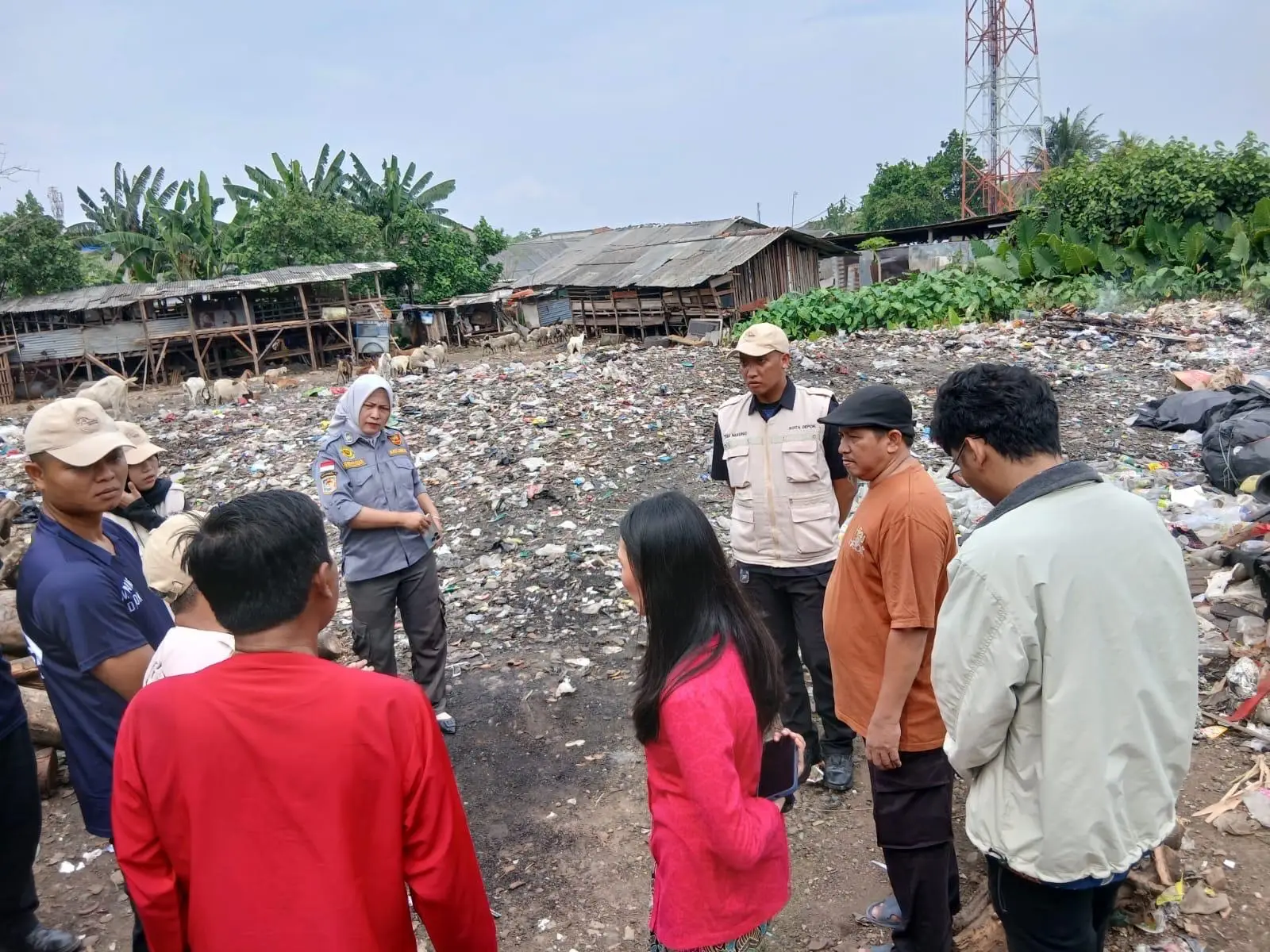 Tindak Tegas, Kelurahan Cisalak-Tim Maung ASRI Lakukan Penyegelan Titik Pembuangan Sampah Liar