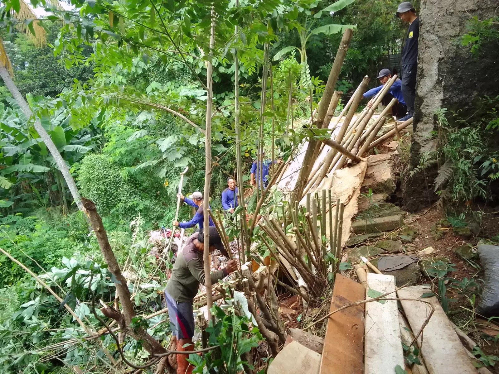 Turap Longsor di Kampung Banjaran Pucung Kelurahan Cilangkap Diperbaiki