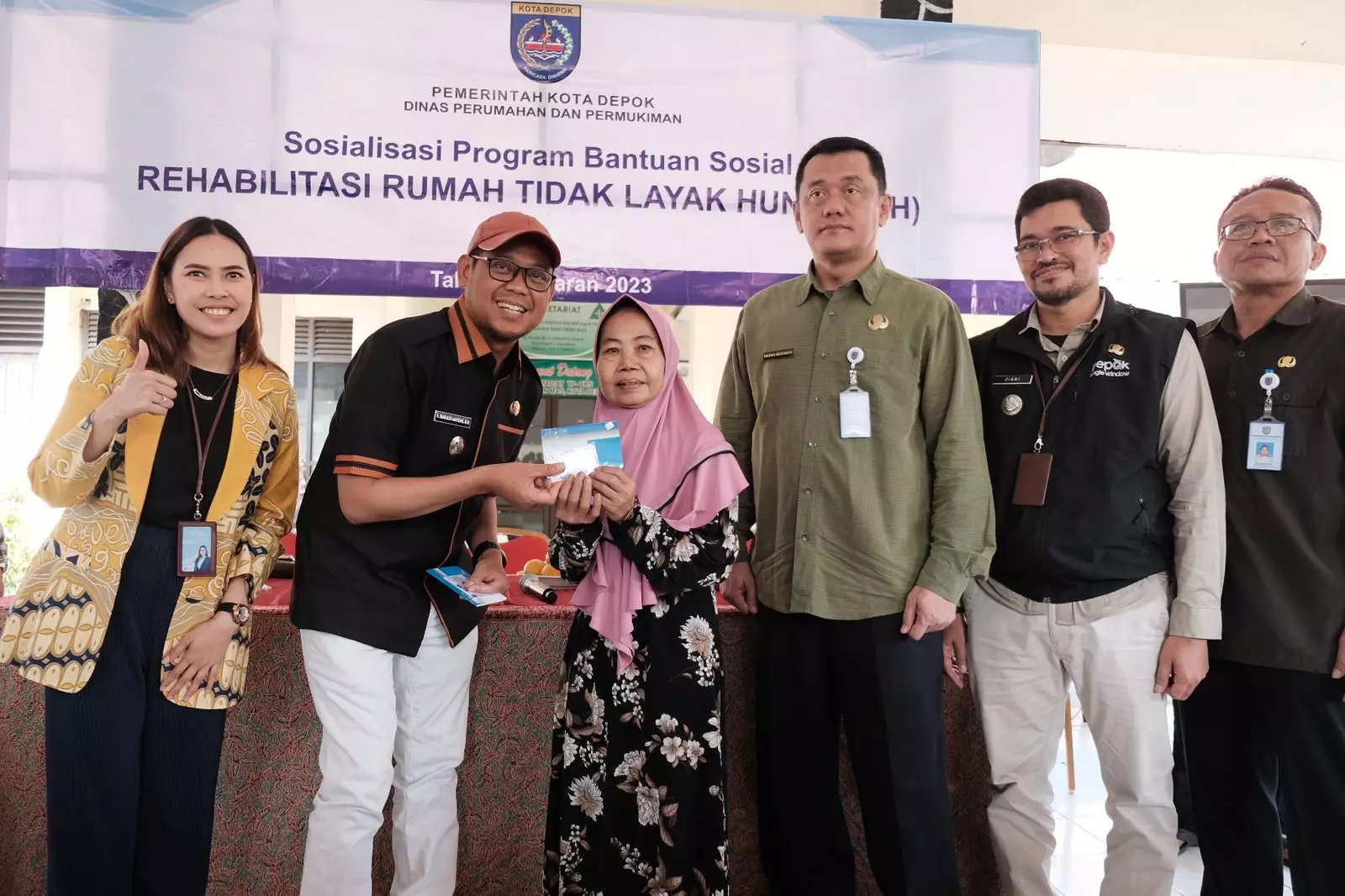 Wakil Wali Kota Serahkan Buku Rekening Penerima Bansos KDS RTLH