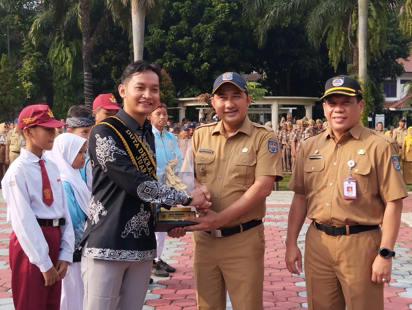 Wakil Wali Kota Serahkan Piagam Penghargaan kepada Pemuda dan Pelajar Depok Berprestasi