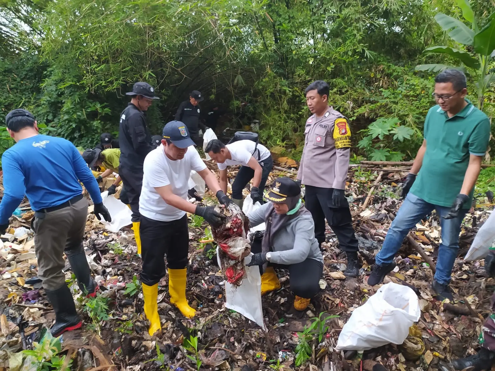 Wakil Wali Kota Depok Terjun Langsung Bersihkan Sampah di Sungai Cipinang Harjamukti