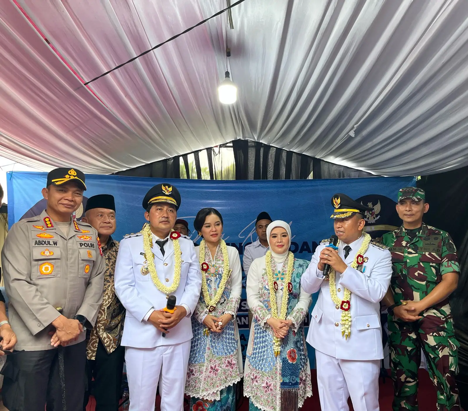 Antusiasnya Warga Sambut Walkot Depok Supian Suri Usai Pelantikan, Ucapkan Selamat dan Ajak Swafoto
