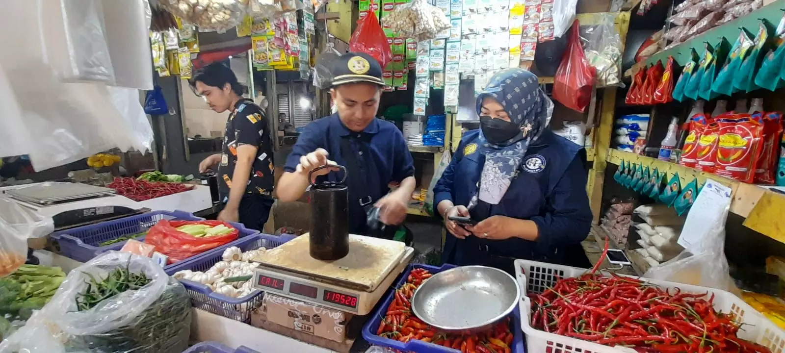 Metrologi Legal Depok Uji Tera Timbangan di Pasar Pucung
