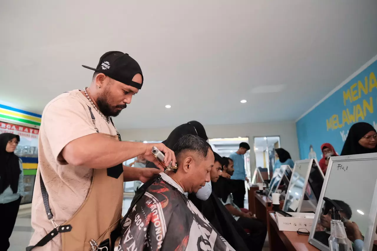 Semarakkan HUT ke-79 RI, Disnaker Depok Gelar Pangkas Rambut Gratis