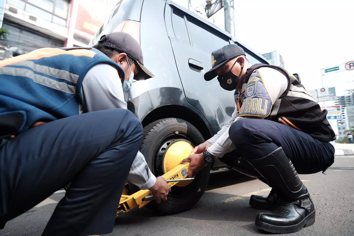 Dishub Depok Lakukan Penertiban Kendaraan yang Parkir di Bahu Jalan