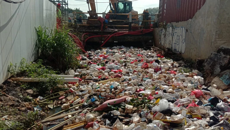 Pengangkatan Sampah di Kali Cabang Timur Libatkan Alat Berat