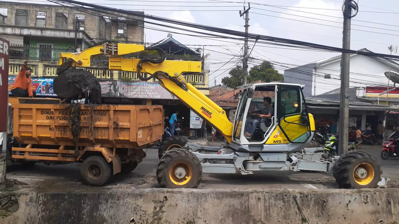Mulai Dangkal, Kali Cabang Tengah Dikeruk