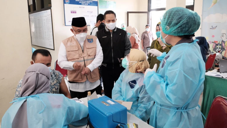 Wali Kota Depok Tinjau Gebyar Vaksin Kota Depok di Kecamatan Tapos