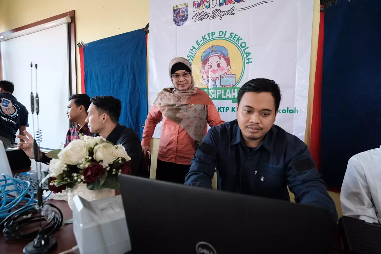 Kadisdukcapil Tinjau Perekaman E-KTP di SMAN 8 Depok