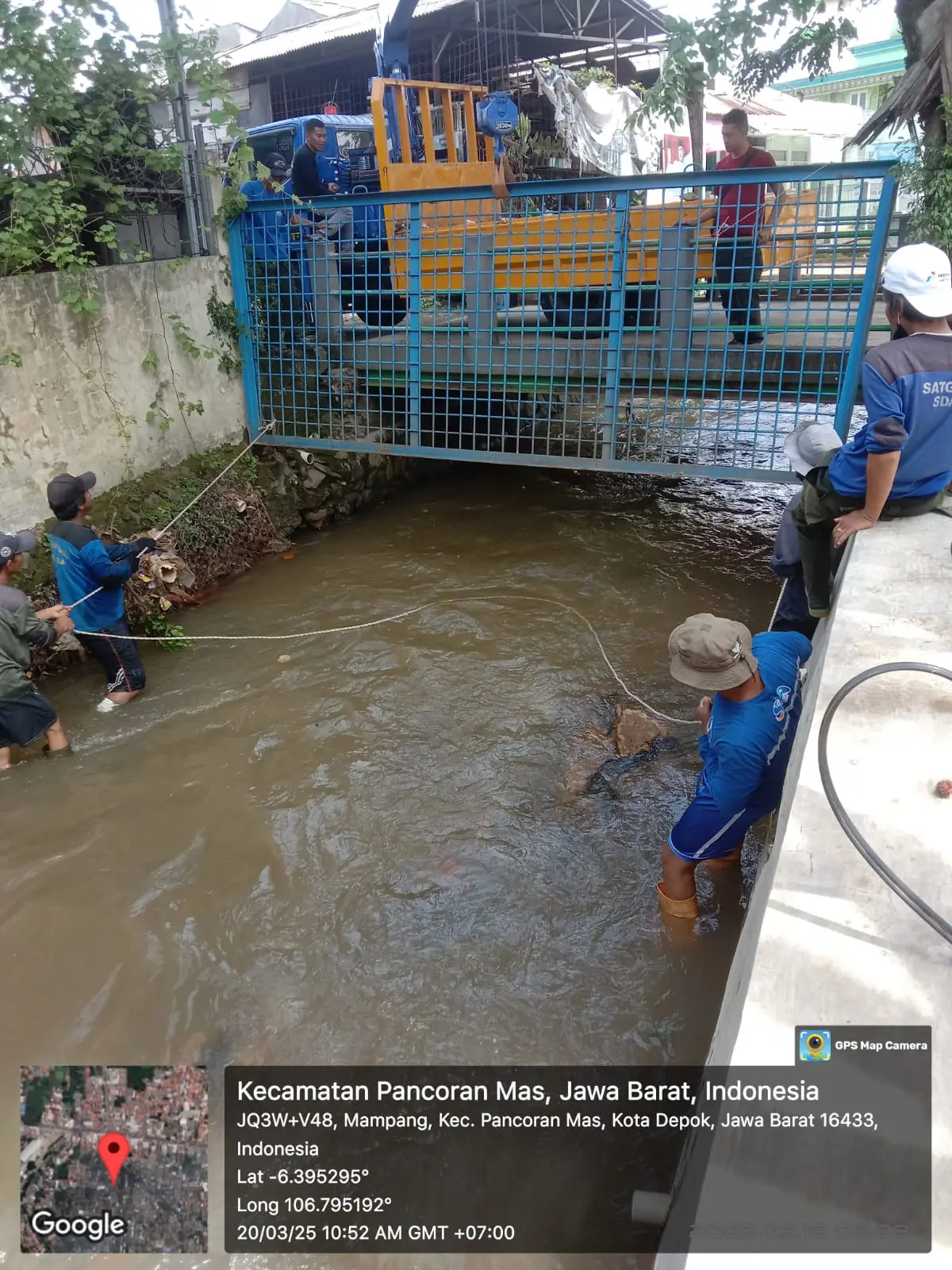 Jaring Sampah Dipasang di Kali Cabang Barat