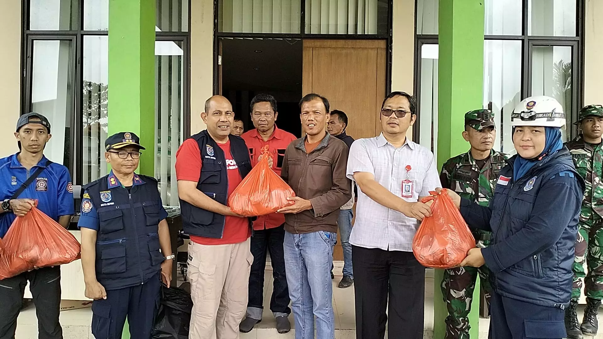 Tim Depok Peduli Gempa Cianjur Bagikan 400 Nasi Bungkus ke Warga Desa Ciputri