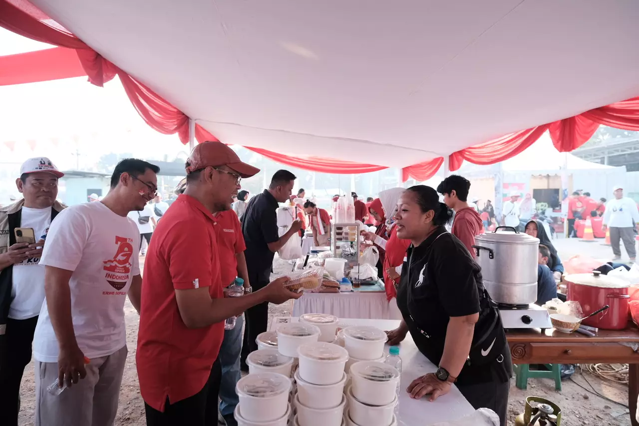 Wakil Wali Kota Depok Kunjungi Stan UMKM pada Acara Puncak HUT ke-79 RI