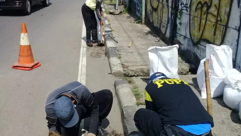 Satgas DPUPR Bersihkan Tumpukan Pasir di Jalan Juanda
