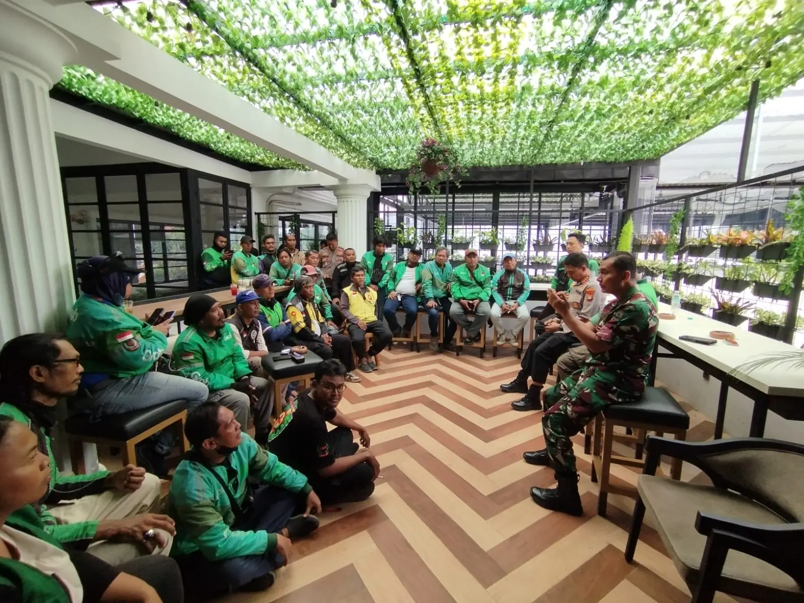 Komunitas Ojol Bersama Kapolres dan Dandim Depok Doa Bersama untuk Affan Kurniawan