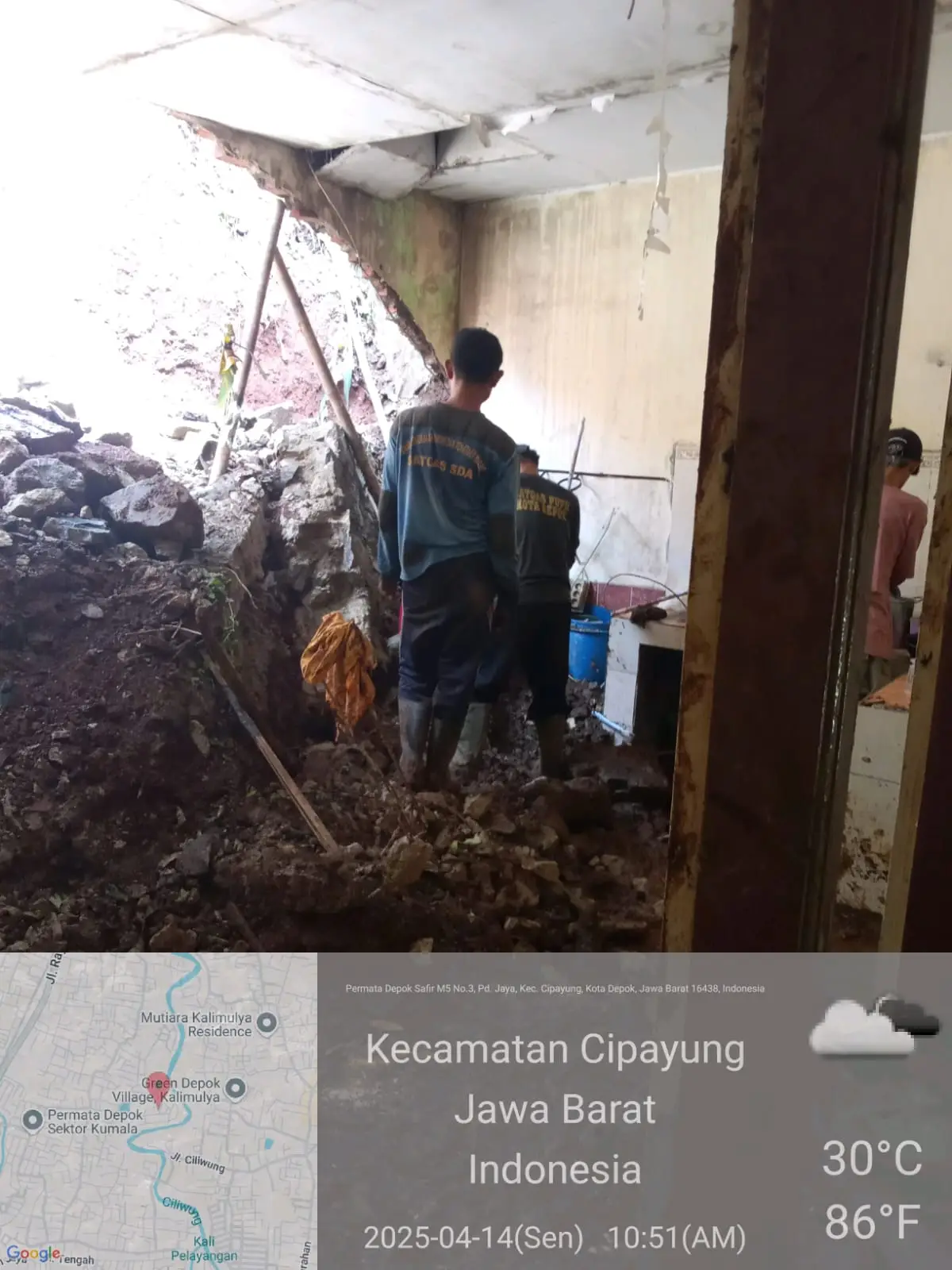 Material Longsor di Perumahan Permata Depok Diangkut secara Manual
