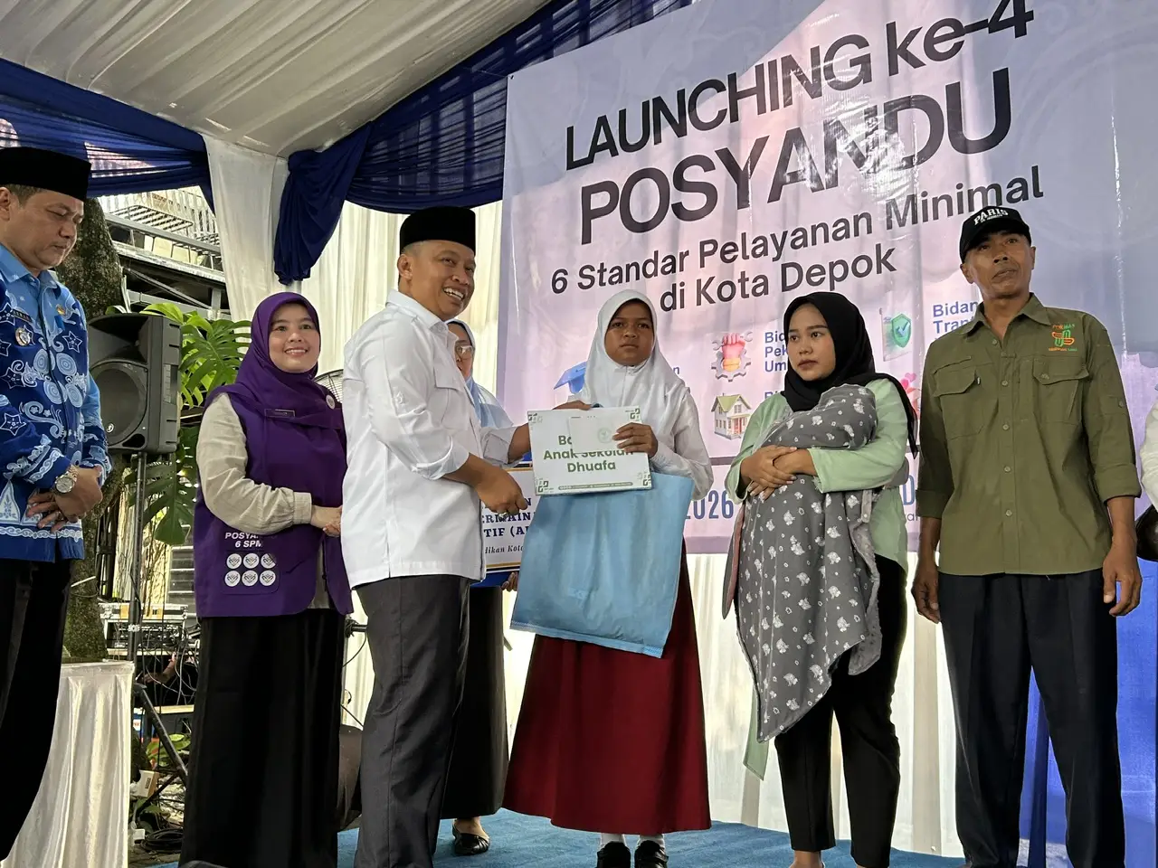Momen Peresmian Posyandu 6 SPM, Wali Kota Depok Serahkan Bantuan ke Warga Sawangan Baru