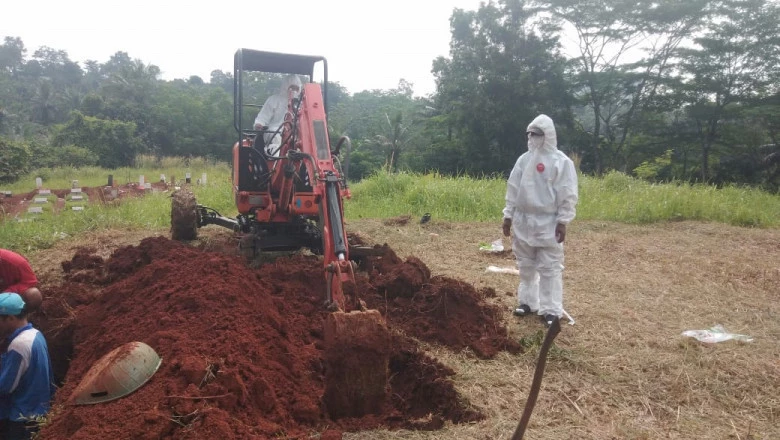 Satgas DPUPR Siapkan Puluhan Liang Lahat di TPU Karaba Tapos