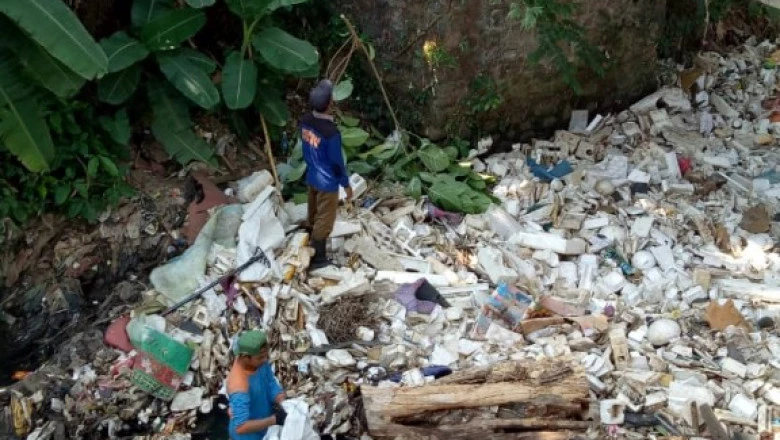 Tersumbat Sampah, Satgas DPUPR Bersihkan Saluran KCT