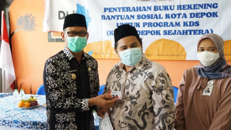 Wakil Wali Kota Depok Serahkan Bantuan KDS ke Warga Sawangan