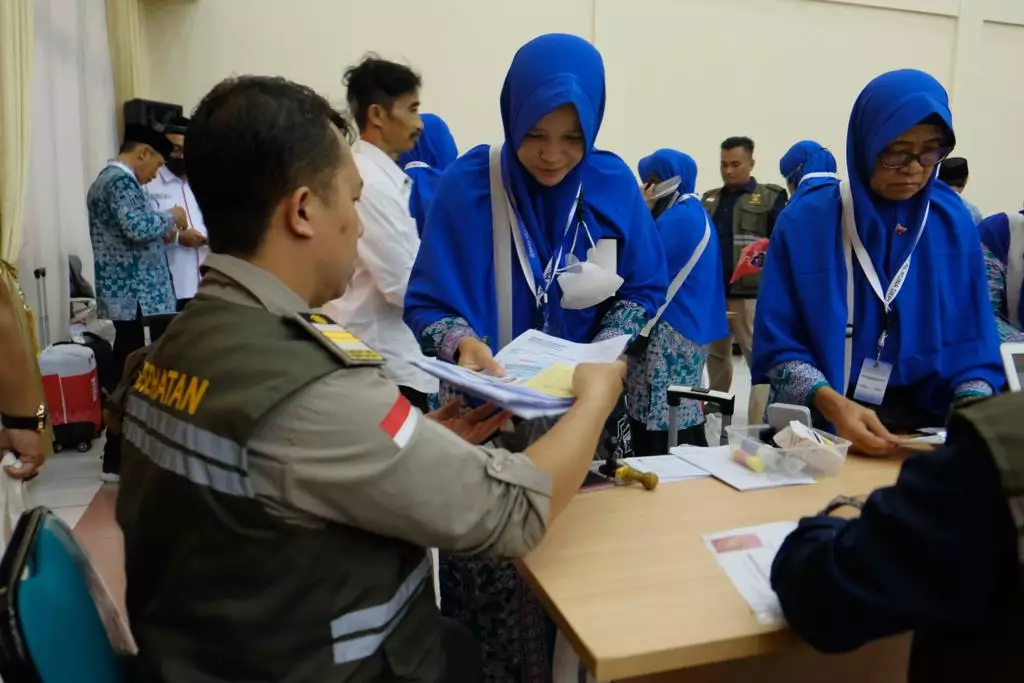 Calhaj Asal Depok Jalani Pengecekan Kesehatan dan Pemeriksaan Dokumen Imigrasi di Embarkasi Bekasi