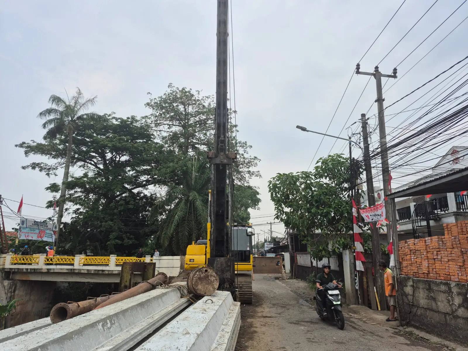 DPUPR Tangani Longsor Kali Krukut Grogol, Pasang Sheetpile 11 Meter