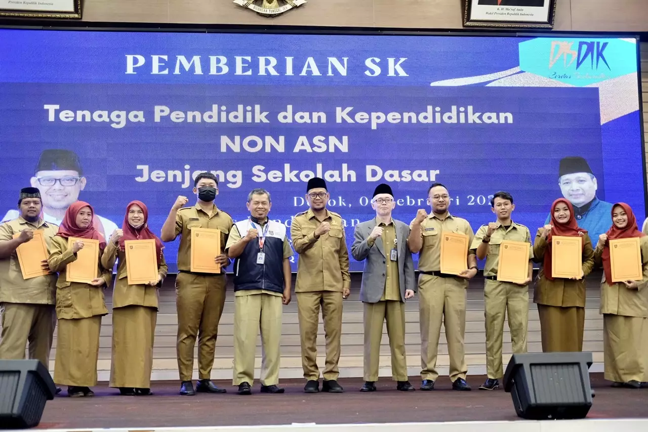 Wakil Wali Kota Serahkan SK Tenaga Pendidik dan Kependidikan Non ASN Jenjang SD