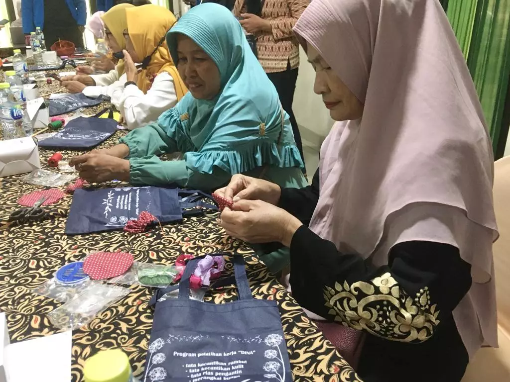 Lansia di Depok Bahagia Bisa Ikuti Pelatihan Handy Craft