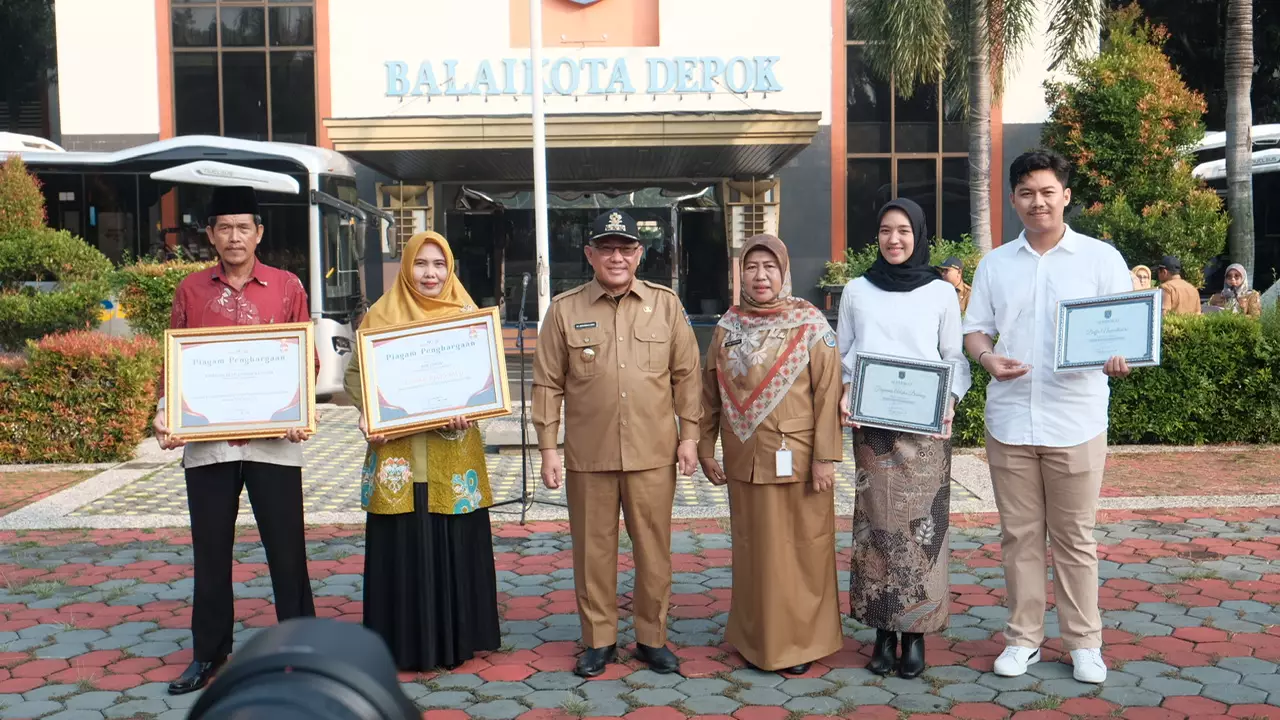 Lewat Apel Pagi, Wali Kota Depok Serahkan Sejumlah Penghargaan