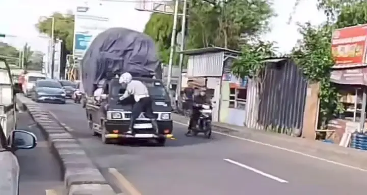 Viral Petugas Dishub Depok di Atas Kap Mobil, Begini Kronologinya