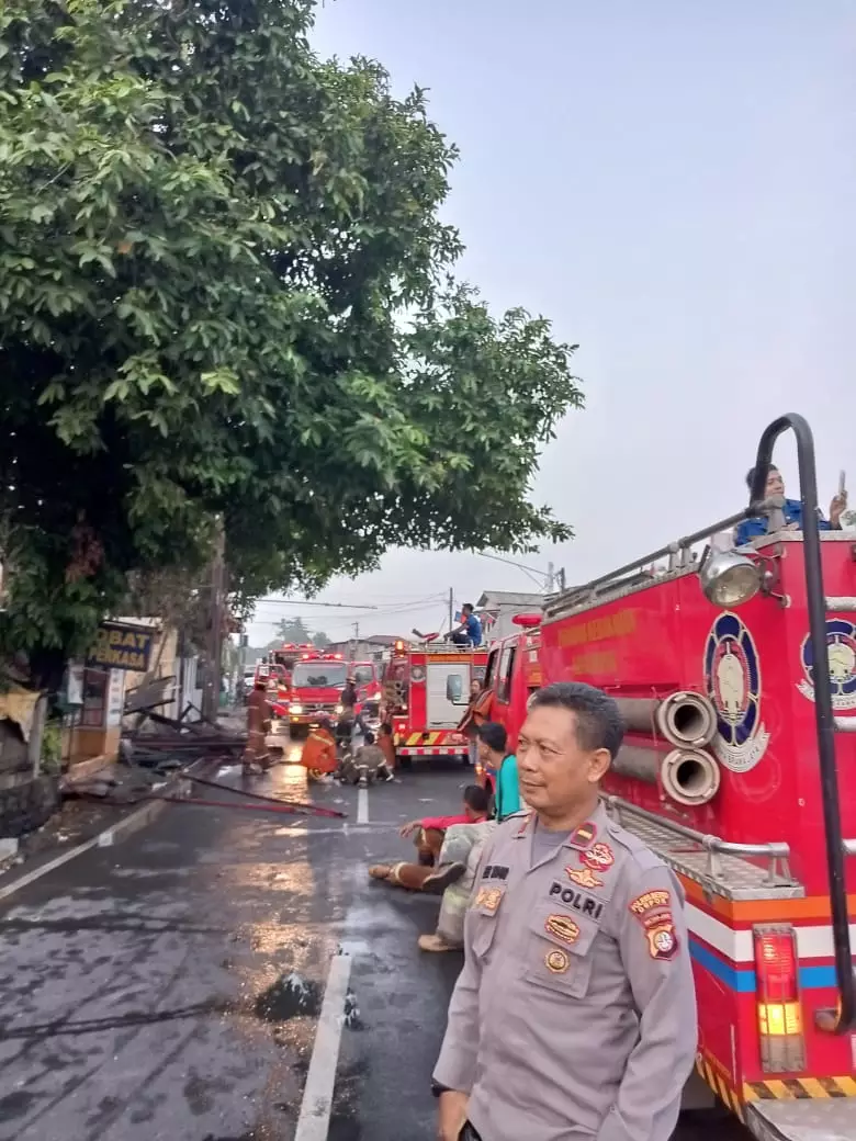 Berjibaku Selama 2 Jam, Kebakaran di Cimanggis Berhasil Diatasi Petugas Damkar