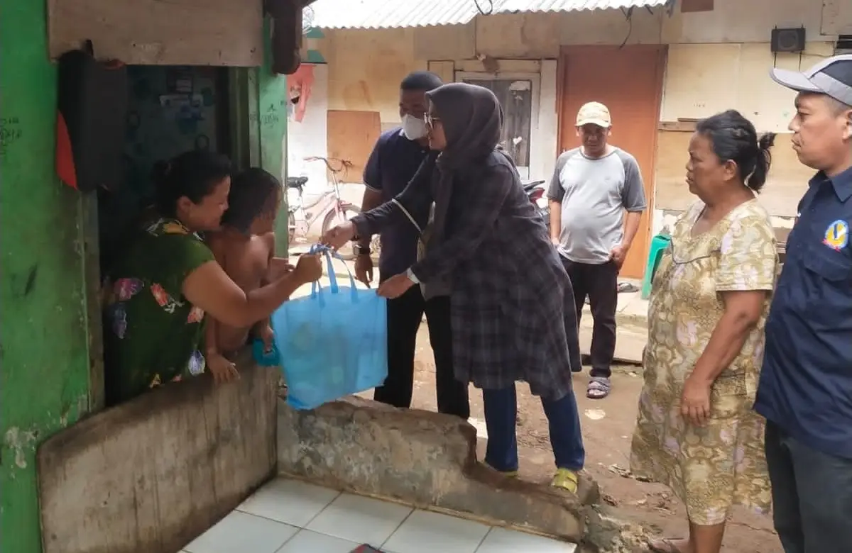 Camat Cinere Jenguk Anak Sakit, Beri Bantuan Sembako