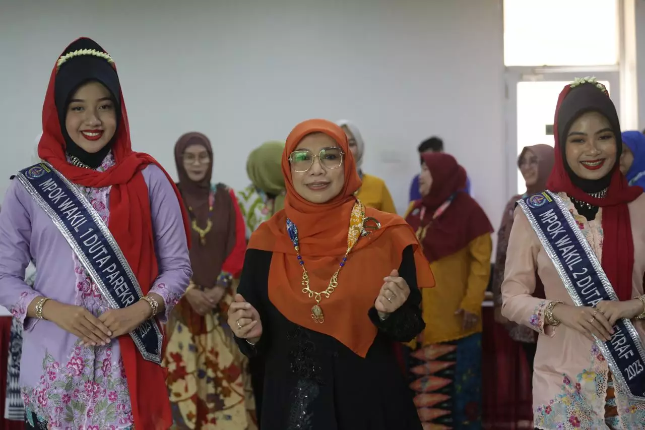 Ladies Program Rakerkomwil III APEKSI, Istri Kepala Daerah Buat Kalung Batik dan Oshibana