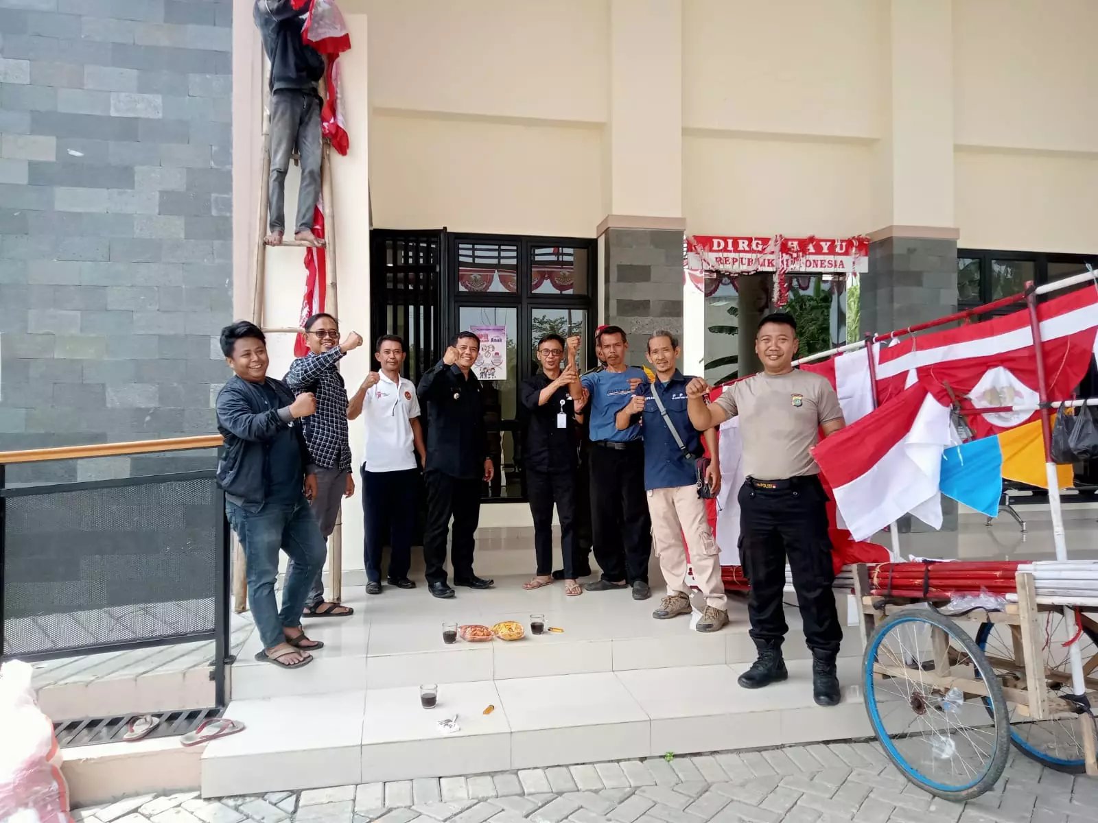 Kompak, Warga dan Pegawai Hias Kantor Kelurahan Bopenter Sambut HUT Ke-78 RI