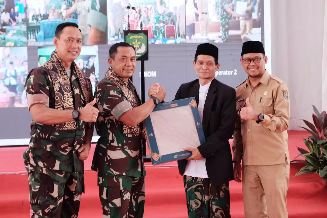 Bentuk Pengabdian kepada Masyarakat, Pangdam Jaya Serahkan Bantuan Bagi Warga Pengasinan