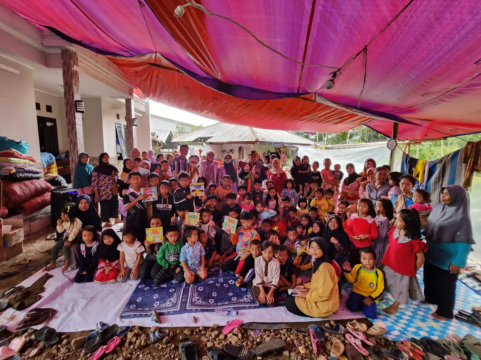 Tim DP3AP2KB Depok Berikan Trauma Healing Bagi Korban Gempa Cianjur